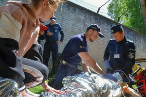 policjanci podczas ćwiczenia ratowania osoby powieszonej