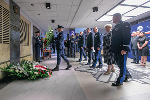 odsłonięcie i ceremonia tabliczek epitafijnych w budynku KGP