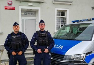 policjanci ich zdjęcia przy radiowozie przy budynku i w budynku. Funkcjonariusze opisani w materiale