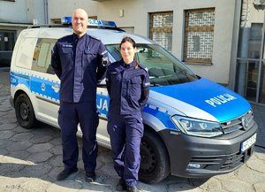policjanci ich zdjęcia przy radiowozie przy budynku i w budynku. Funkcjonariusze opisani w materiale