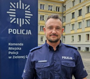 policjanci ich zdjęcia przy radiowozie przy budynku i w budynku. Funkcjonariusze opisani w materiale