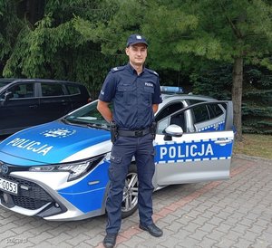 policjanci ich zdjęcia przy radiowozie przy budynku i w budynku. Funkcjonariusze opisani w materiale