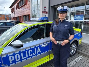 policjanci ich zdjęcia przy radiowozie przy budynku i w budynku. Funkcjonariusze opisani w materiale