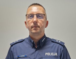 policjanci ich zdjęcia przy radiowozie przy budynku i w budynku. Funkcjonariusze opisani w materiale