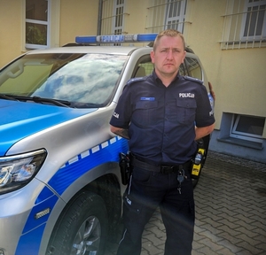 policjanci ich zdjęcia przy radiowozie przy budynku i w budynku. Funkcjonariusze opisani w materiale