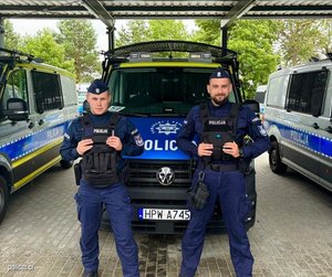 policjanci ich zdjęcia przy radiowozie przy budynku i w budynku. Funkcjonariusze opisani w materiale