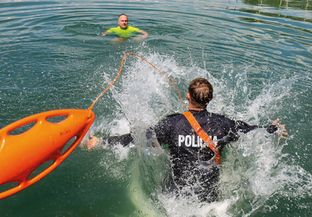 policjqant ćwiczy ratowanie osoby topiącej się