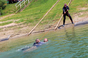 policjqant ćwiczy ratowanie osoby topiącej się