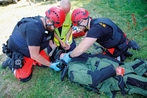 ratownicy policyjny ćwiczą i wykonują zadania w turnieju poszkodowany na ziemi i dwóch ratowników ratuje