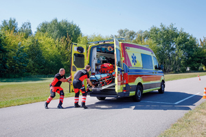 ratownicy policyjny ćwiczą i wykonują zadania w turnieju karetka i ratownicy wnoszą nosze do środka