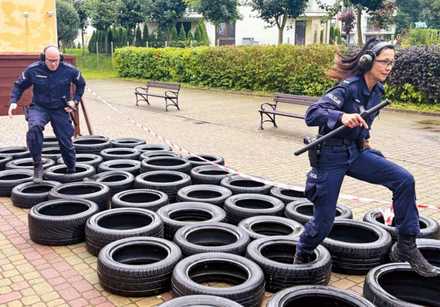 policjanci ćwiczą w turnieju z przeszkodami