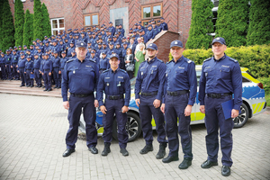 policjanci ćwiczą w turnieju z przeszkodami, zdjęcie grupowe wszystkich uczestników z zastępcą komendanta