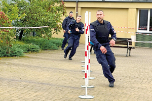 policjanci ćwiczą w turnieju z przeszkodami