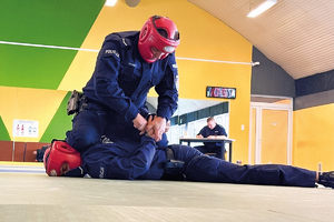 policjanci ćwiczą w turnieju z przeszkodami na macie walczą zawodnicy