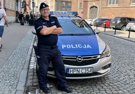 policjant na ulicy przy radiowozie