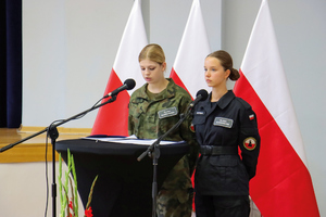 dwie uczennice klas mundurowych. Jedna w moro druga w czarnym