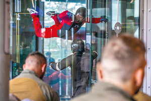 ćwiczenia skoczków policyjnych w powietrzu i na ziemi i w tunelu aerodynamicznym