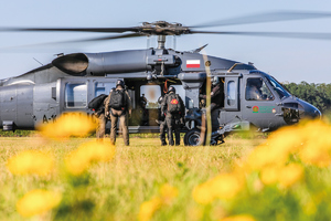 ćwiczenia skoczków policyjnych w powietrzu i na ziemi i w tunelu aerodynamicznym