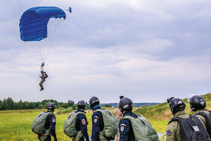ćwiczenia skoczków policyjnych w powietrzu i na ziemi i w tunelu aerodynamicznym