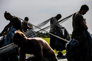 ćwiczenia skoczków policyjnych w powietrzu i na ziemi i w tunelu aerodynamicznym