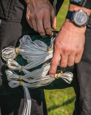 ćwiczenia skoczków policyjnych w powietrzu i na ziemi i w tunelu aerodynamicznym