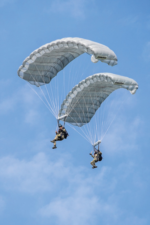 dwóch spadochroniarzy w powietrzu spada na ziemię