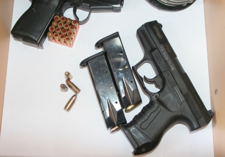 broń pistolet w szufladzie biurka