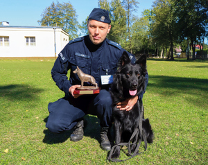policjanci i psy uczestniczący w zawodach kynologicznych
