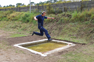policjanci w konkursie służby kryminalnej w mundurach i strojach laboratoryjnych ochronnych