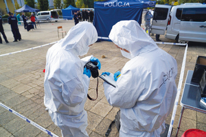 policjanci w konkursie służby kryminalnej w mundurach i strojach laboratoryjnych ochronnych