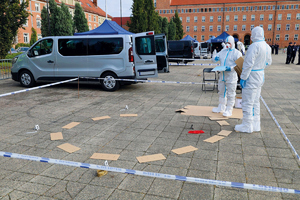 policjanci w konkursie służby kryminalnej w mundurach i strojach laboratoryjnych ochronnych