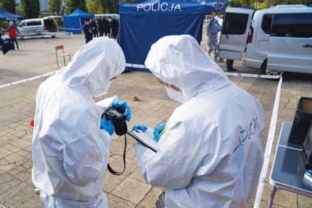 policjanci w konkursie służby kryminalnej w mundurach i strojach laboratoryjnych ochronnych