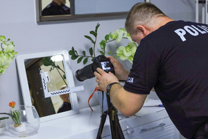 policjanci w konkursie służby kryminalnej w mundurach i strojach laboratoryjnych ochronnych