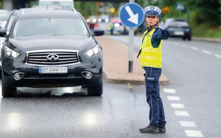 samochód, ulica i policjantka kierująca ruchem