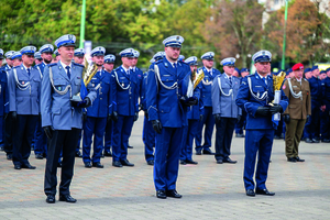 wyróżnieni policjanci stoją na placu