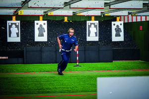 strzelnica policajant biegnie