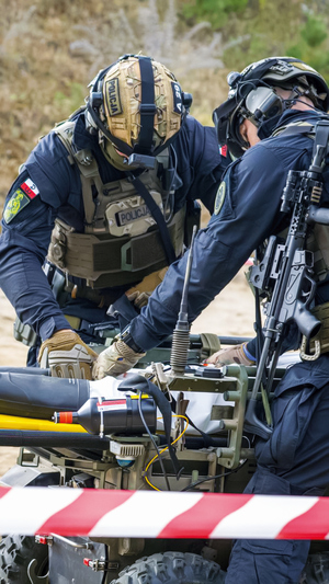 policjanci udzielają pomocy przedmedycznej na polu walki
