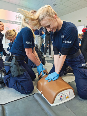 policjantki ćwiczą resuscytację na manekinie