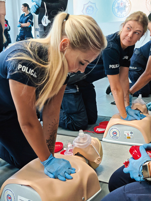 policjantki ćwiczą resuscytację na manekinie