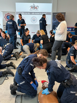 policjantki ćwiczą resuscytację na manekinie
