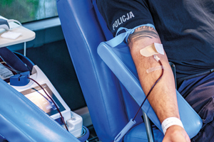 ręka plicjanta przy pobieraniu krwi