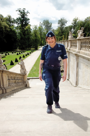 bohaterka materiału na zdjęciach idzie po schodach