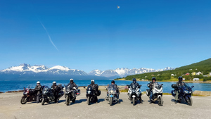 relacja z wycieczki motocyklowej kilka motocykli na tle jeziora i gór