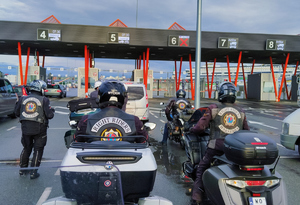 relacja z wycieczki motocyklowej motocykle stoją na bramkach do wjazdu na prom