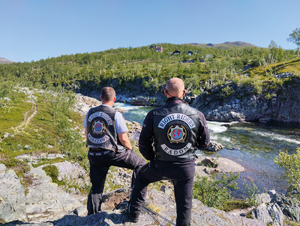 relacja z wycieczki motocyklowej dwie osoby stały na tle gór