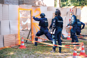 policjanci ćwiczą w konkursie policyjnym na litwie