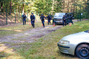 policjanci ćwiczą w konkursie policyjnym na litwie