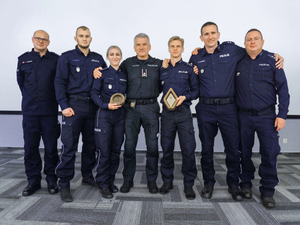 policjanci ćwiczą w konkursie policyjnym na litwie