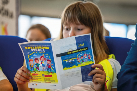 dziewczynka czyta ulotkę