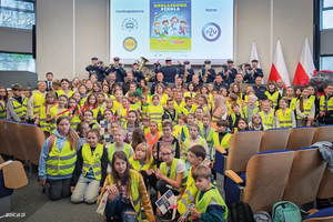 grupa dzieci w kamizelkach odblaskowych